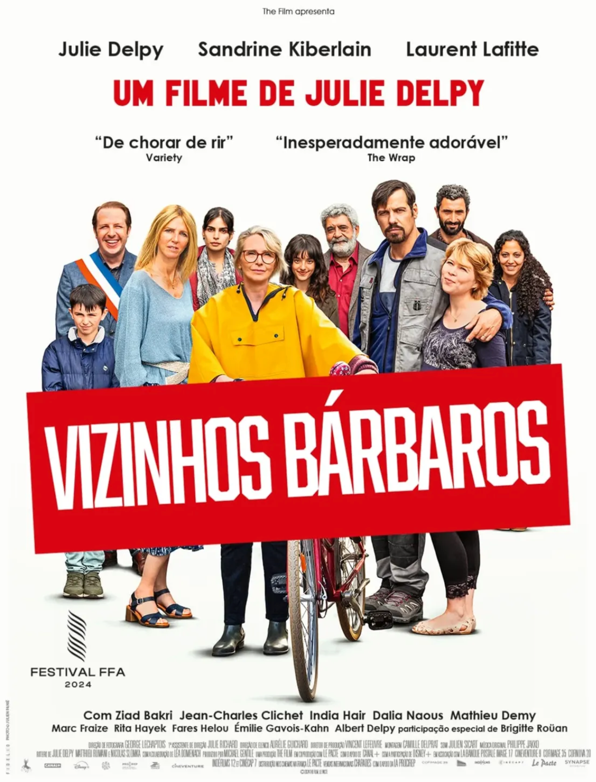 Um homem e uma mulher caminham por uma rua estreita.