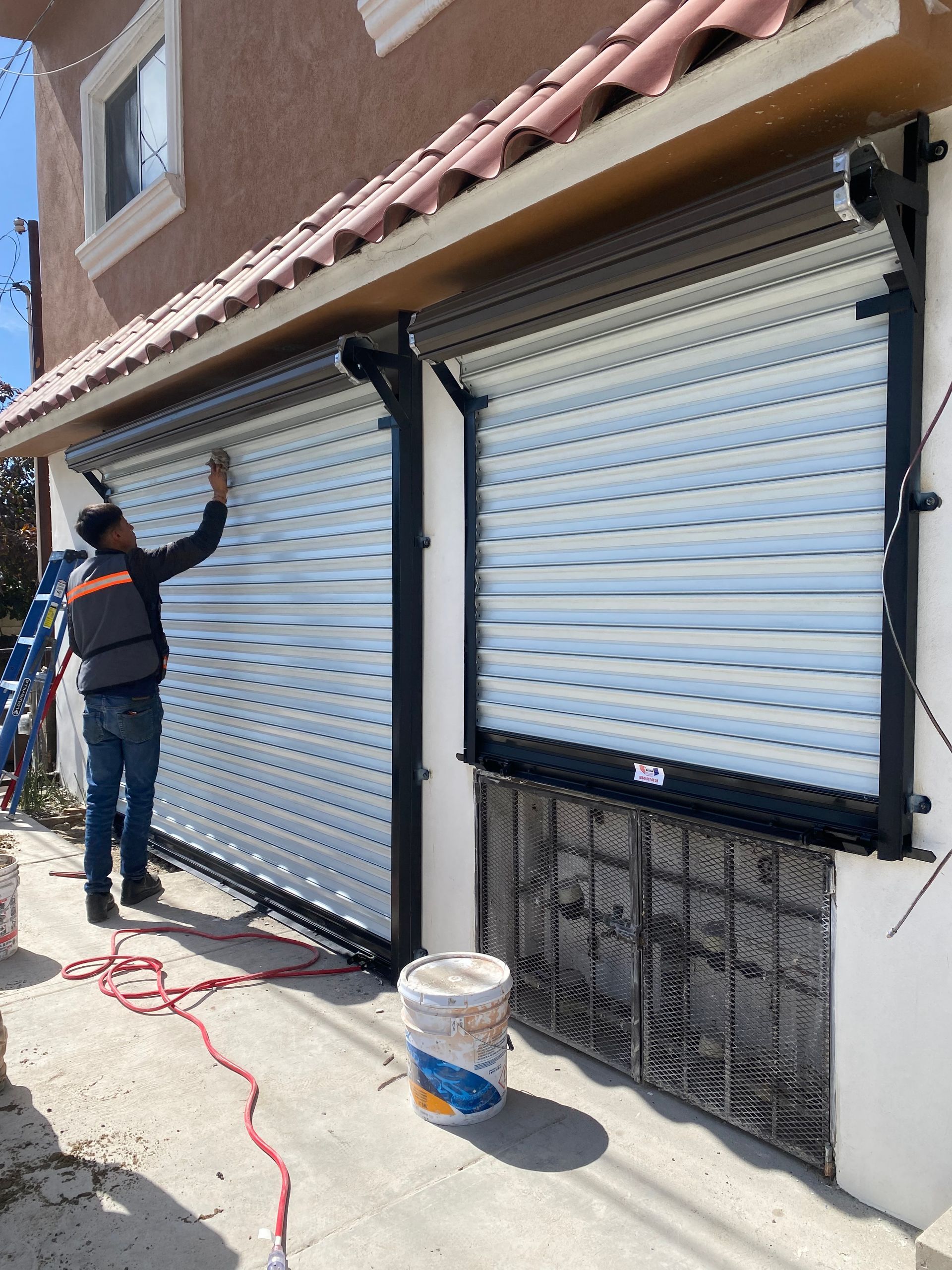 PUERTAS AUTOMÁTICAS Y CORTINAS DE ACERO MÉXICO-Instalación de puertas de garaje, reparación de controles y accesorios para motores