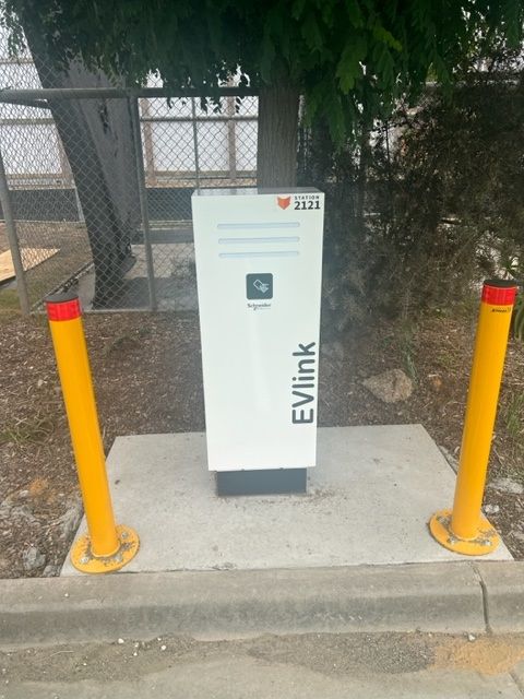 a white box with the word evlink on it