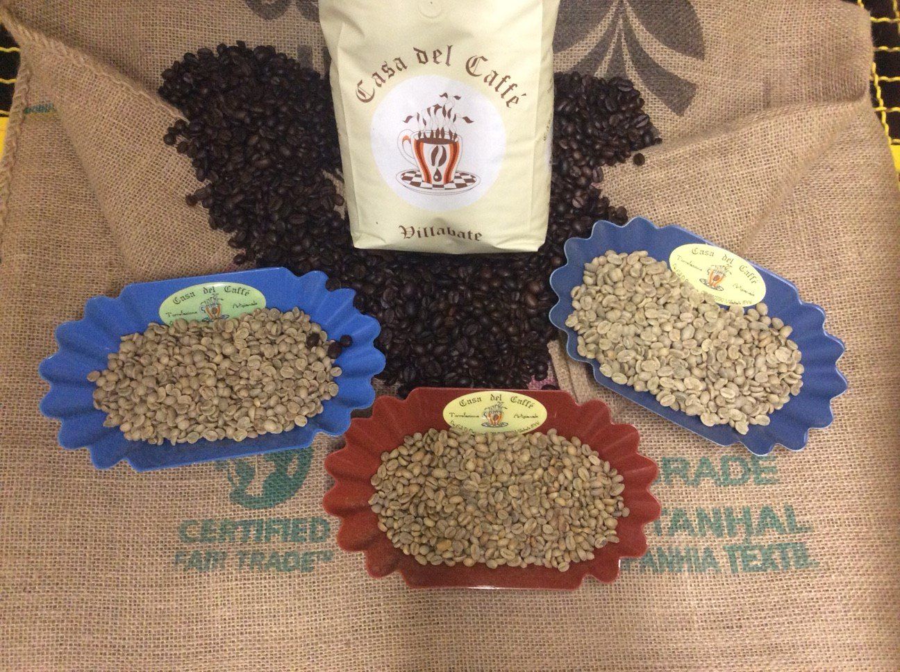 Varietà di chicchi del caffè da sottoporre a torrefazione