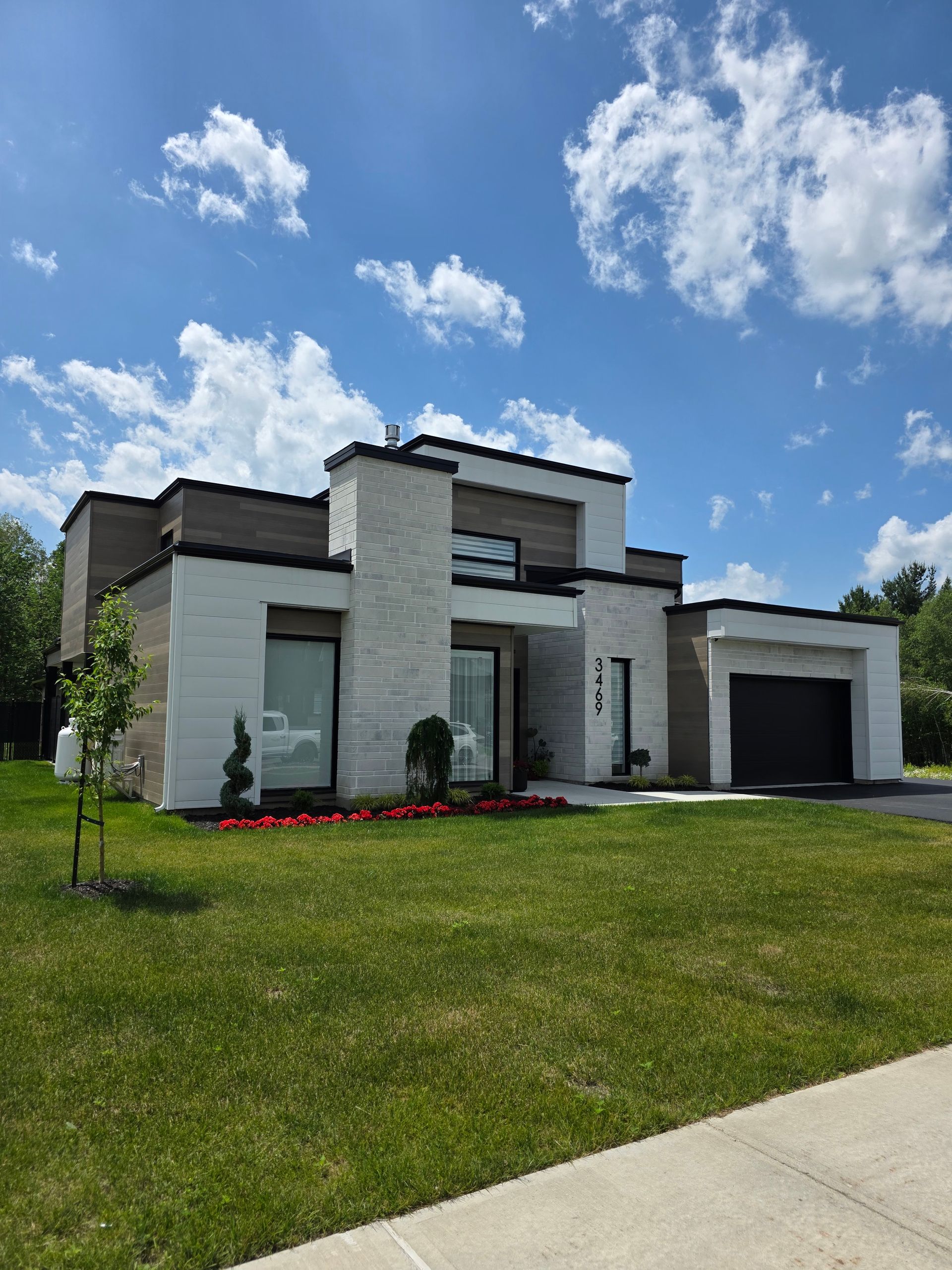 Une grande maison se trouve derrière une clôture couverte de neige.