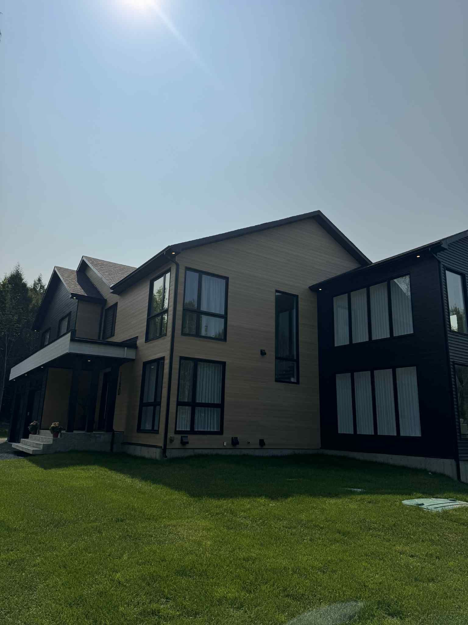 Une grande maison est en construction dans la neige.