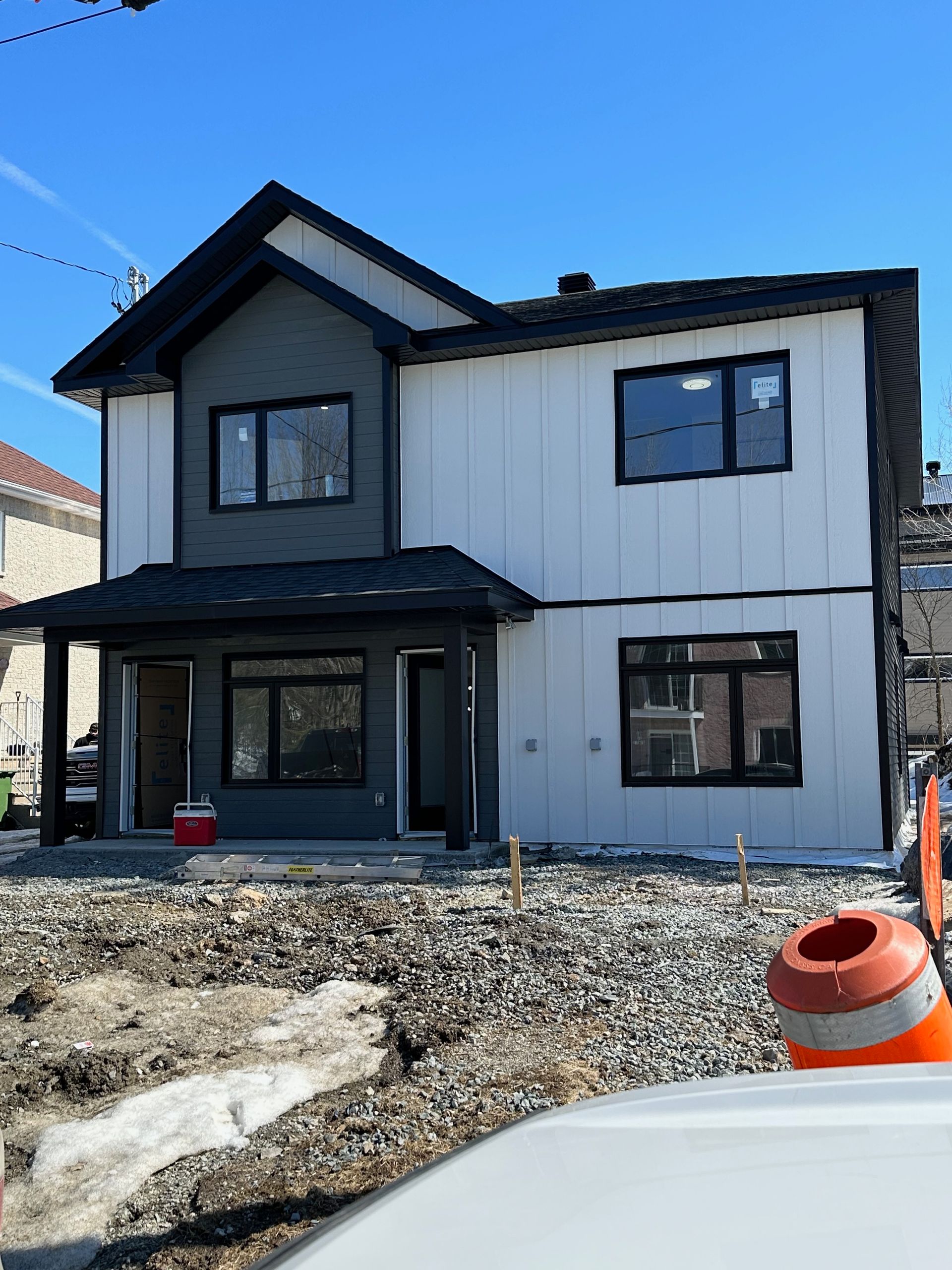 Une maison en construction avec beaucoup de fenêtres