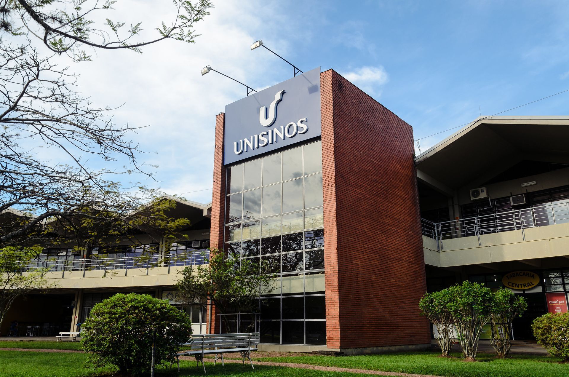 Um grande edifício de tijolos com uma placa que diz unisinos