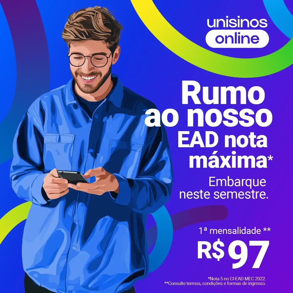 Homem segurando o celular, sorrindo. Anúncio da Unisinos Online: 