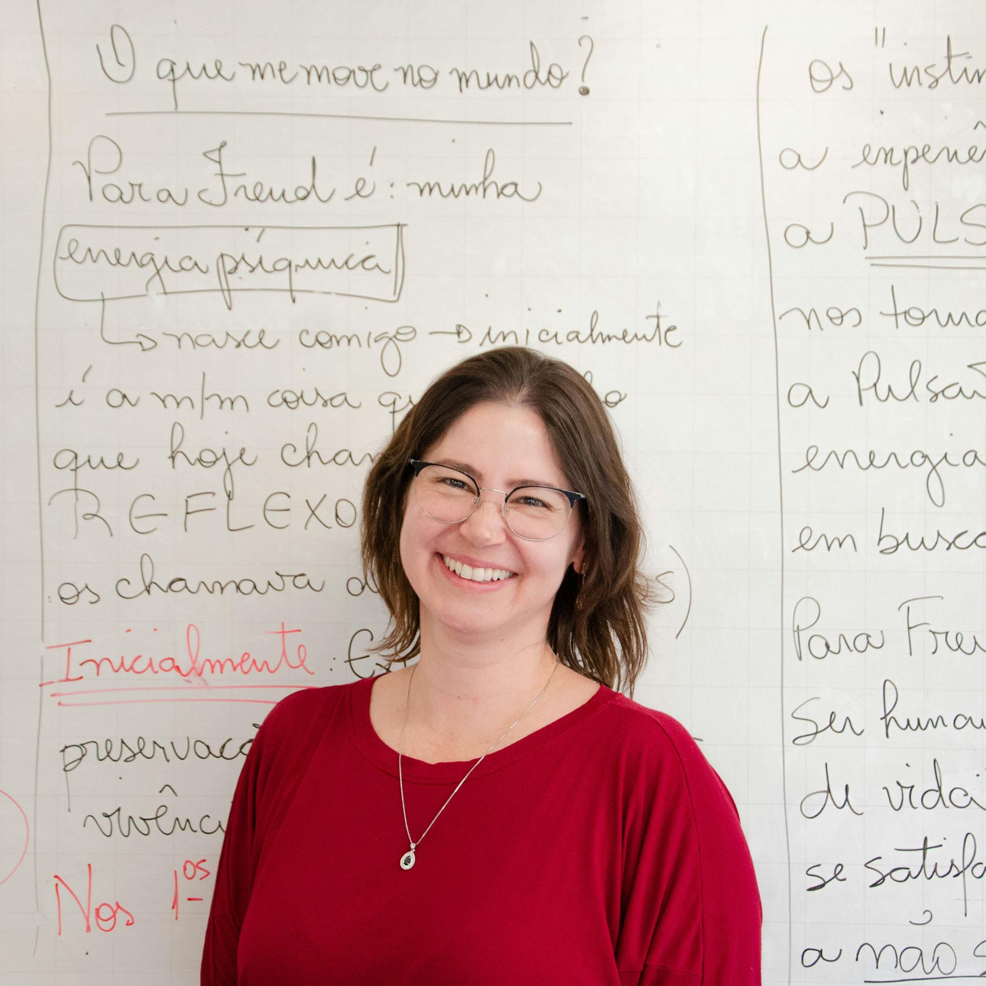 Professora sorrindo para a câmera