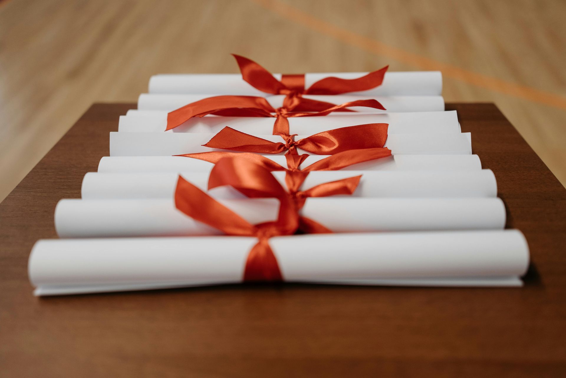 Vários diplomas em cima de uma mesa