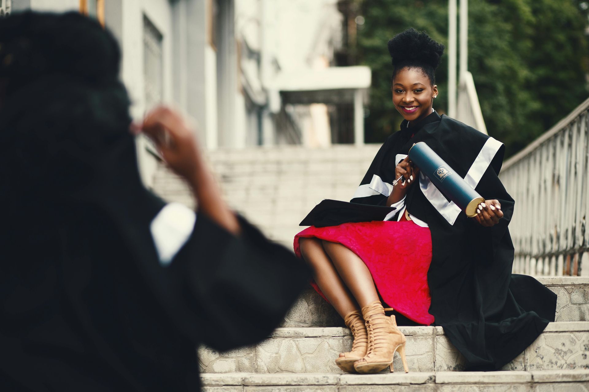 Mulher com seu diploma na formatura
