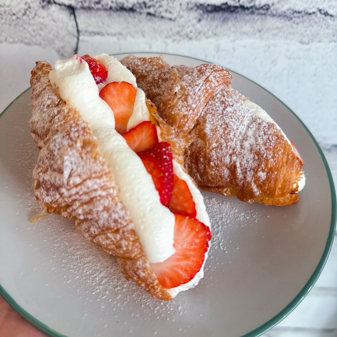 草莓卡士達香堤可頌（單個）