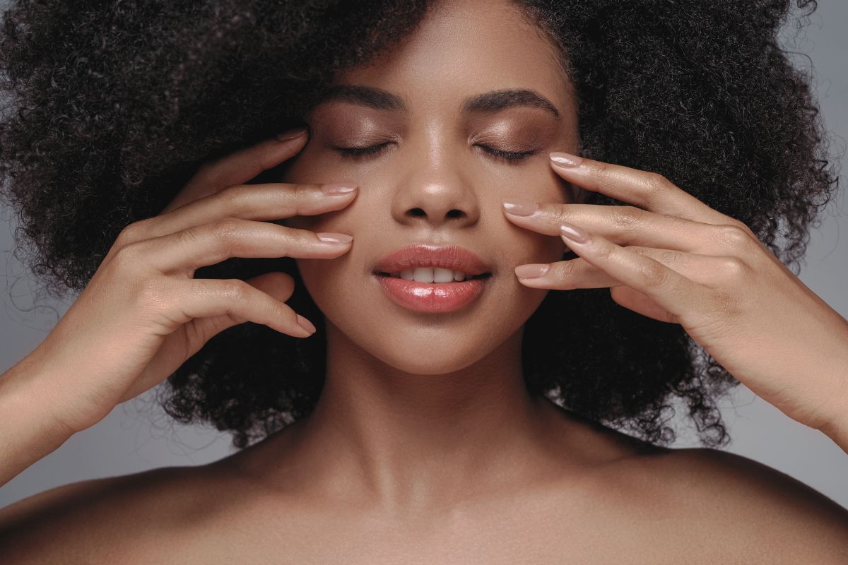 Descubra o Radiesse, um tratamento inovador baseado em hidroxiapatita de cálcio que estimula a produção de colágeno, rejuvenescendo e restaurando o volume facial.