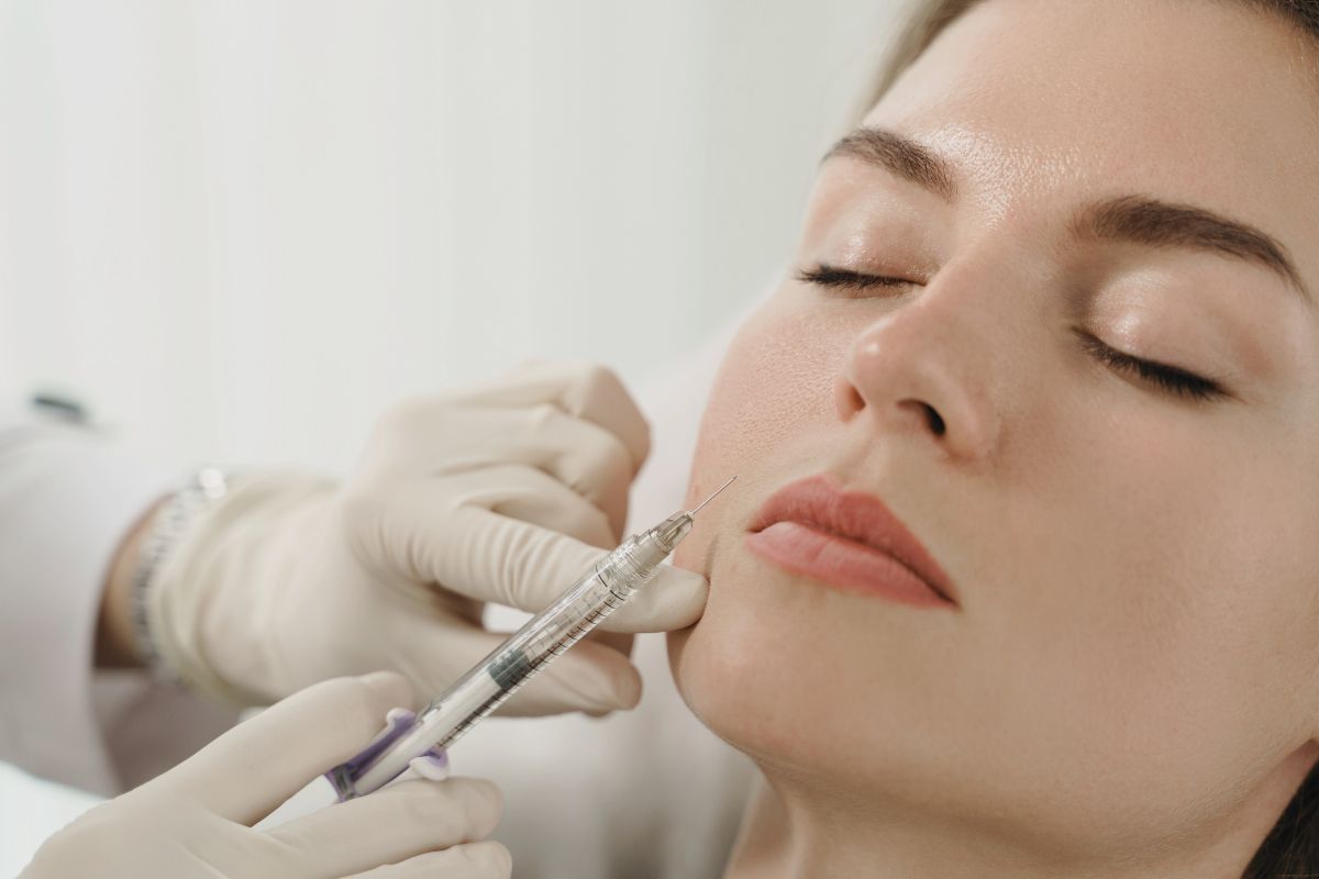 Descubra o Sculptra®, um bioestimulador de colágeno que revitaliza a pele da face e do corpo, promovendo firmeza, sustentação e uma aparência rejuvenescida.