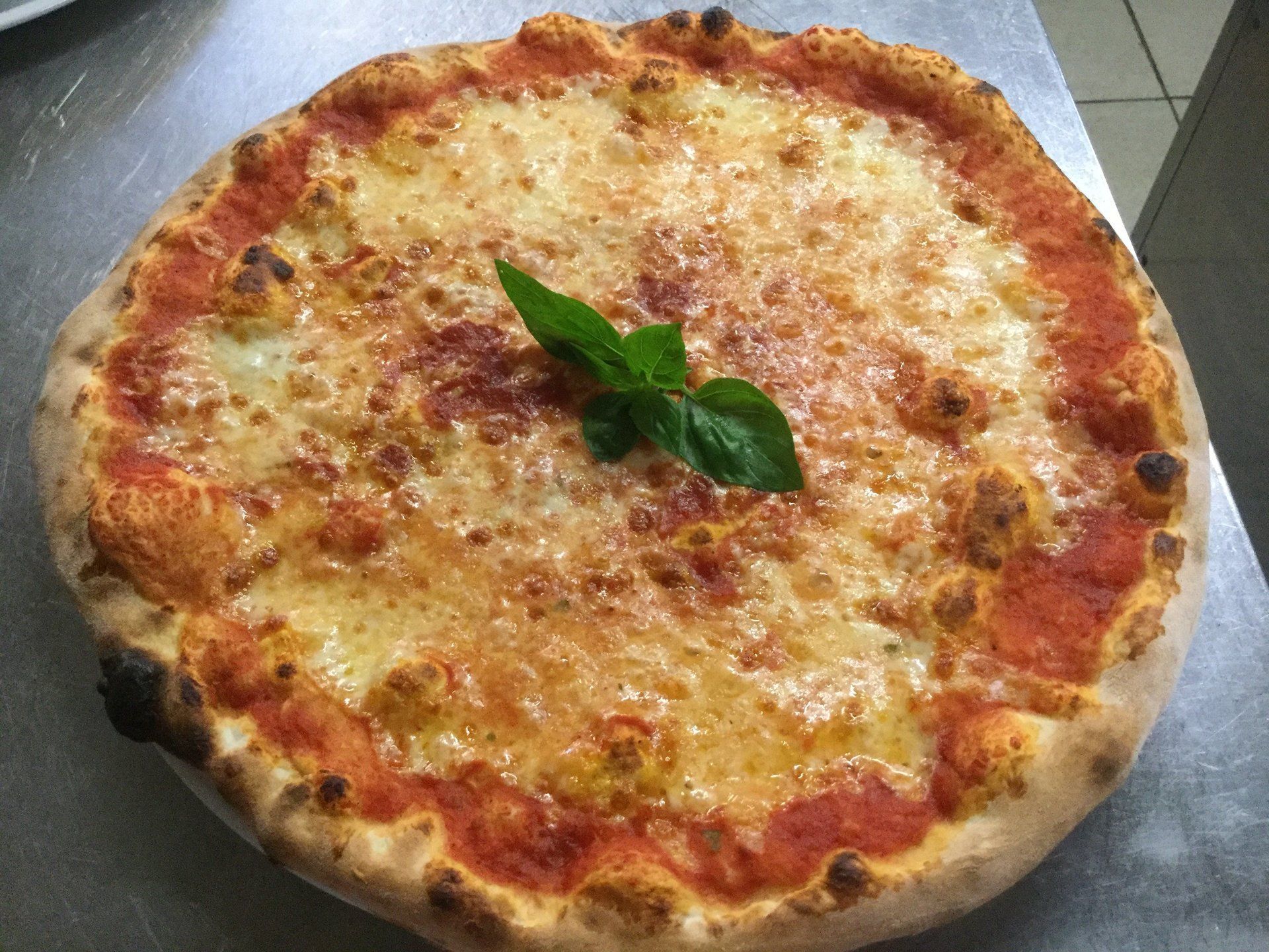 pizza margherita con basilico al centro