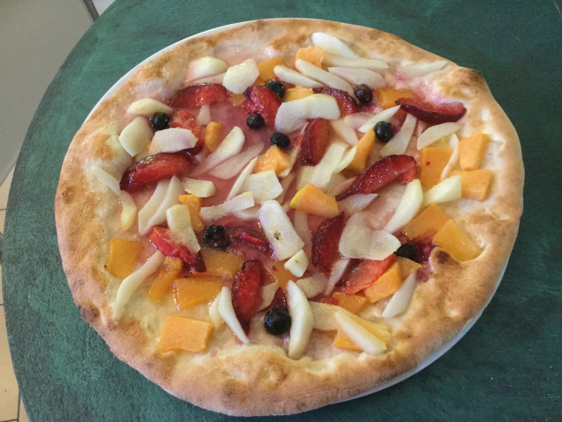 pizza bianca con la frutta