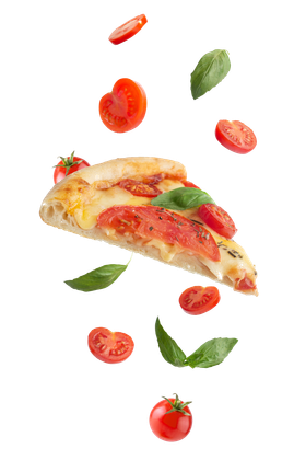 Una fetta di pizza con pomodori e basilico che cadono dal cielo.