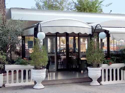 tende da sole per ingresso di ristorante
