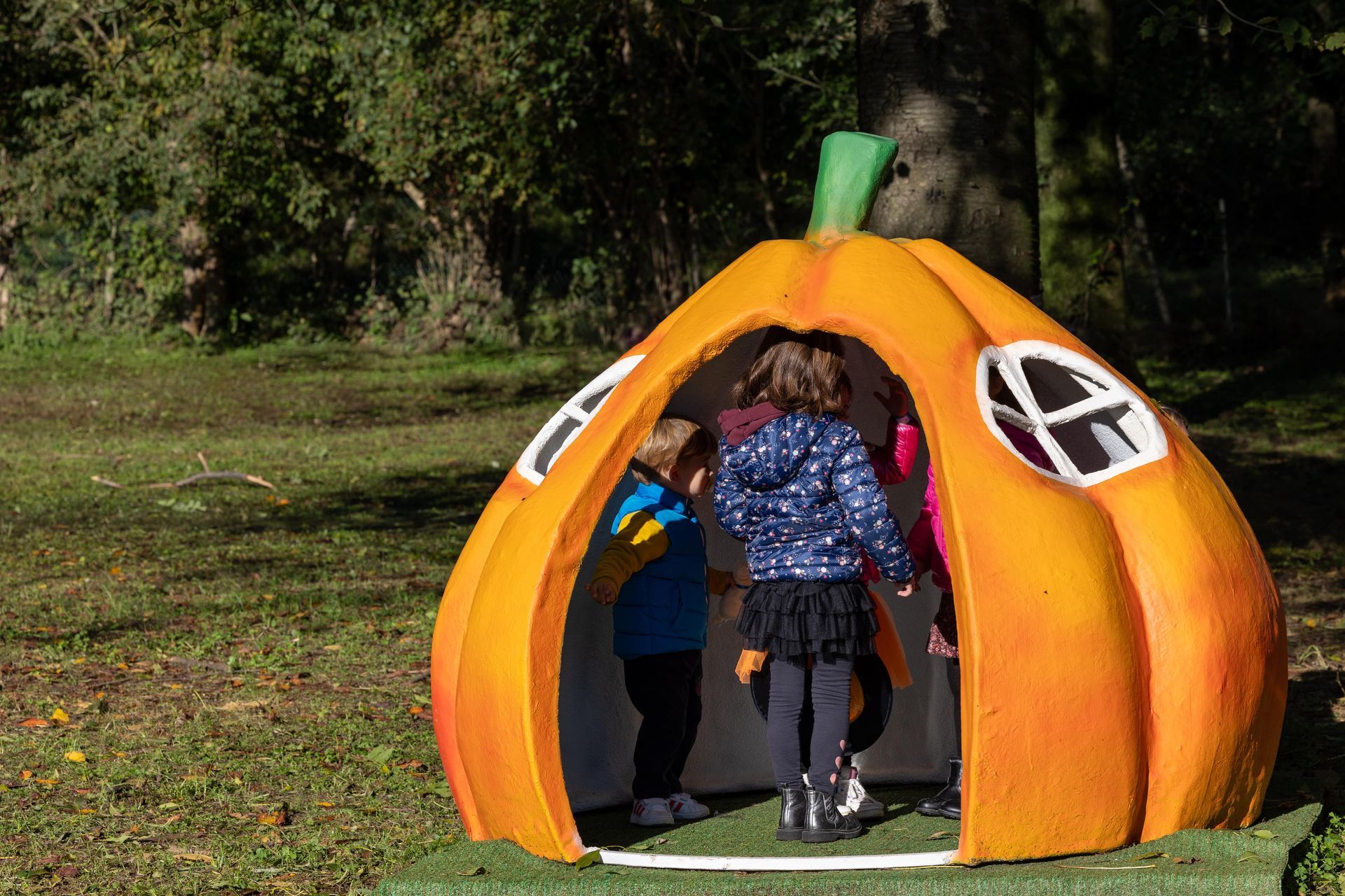 Un gruppo di bambini è in una casa di zucche.