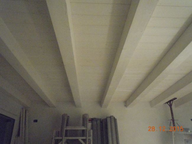 interni casa con focus su soffitto dopo ristrutturazione