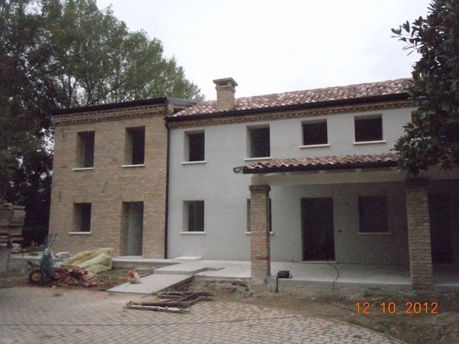 prospetto casa durante ristrutturazione