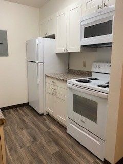 10 Eleven On Garfield - Image 2