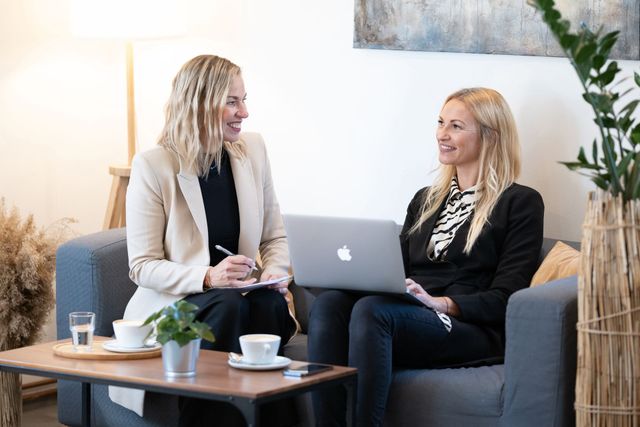 Barbora Franz a Kristýna Mandić na gauči