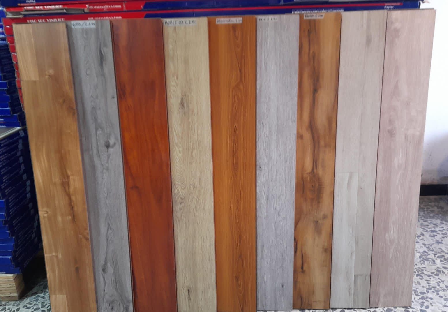 Un montón de diferentes tipos de pisos de madera se apilan uno encima del otro.