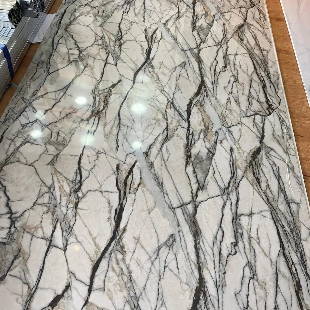 Un primer plano de una encimera de mármol blanco.