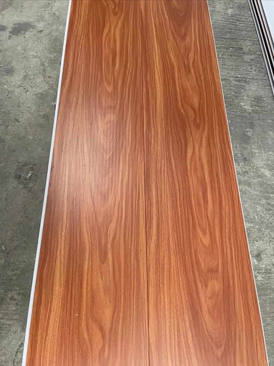 Un trozo de madera está colocado encima de un piso de concreto.