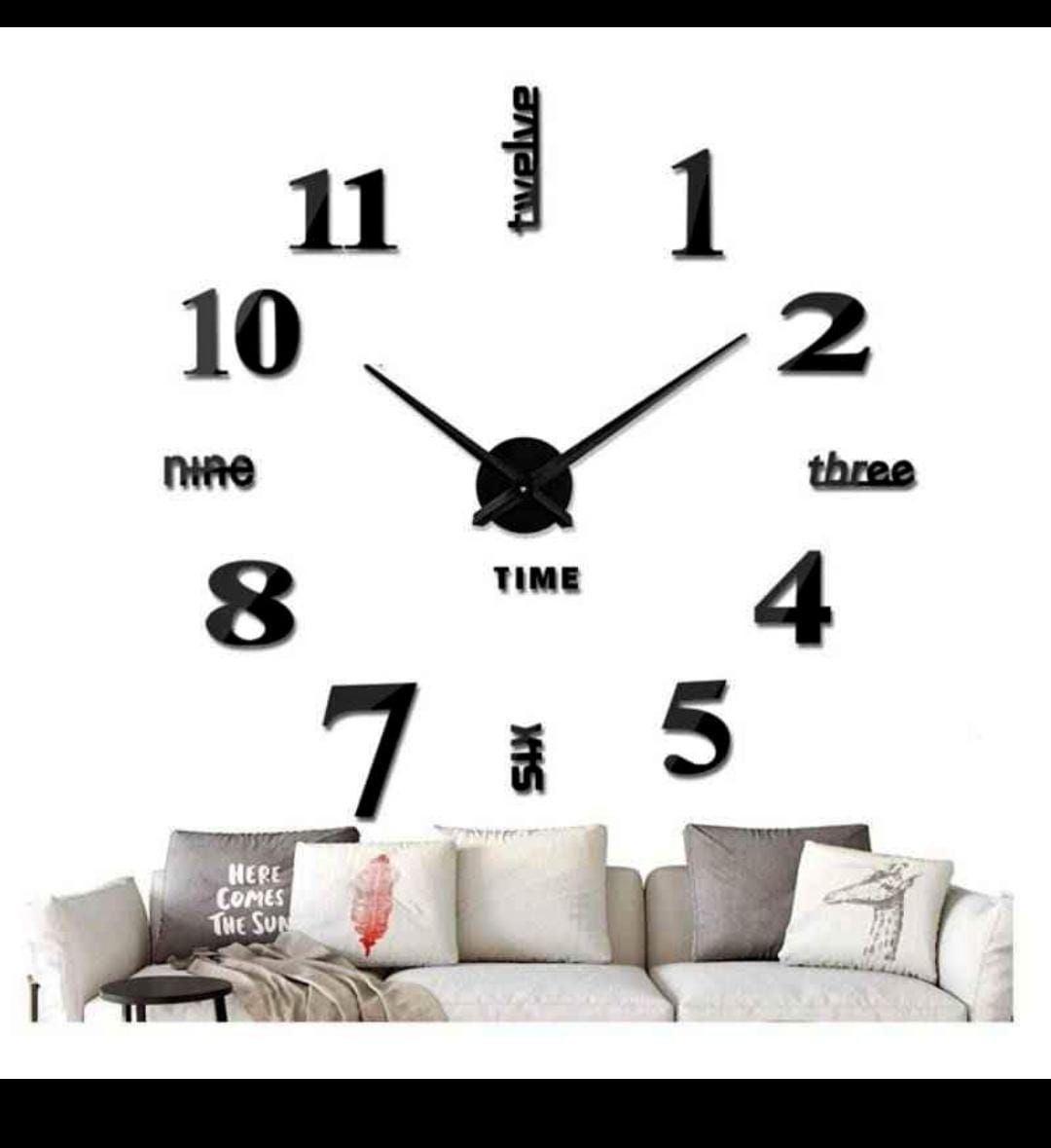 Una sala de estar con un sofá y un reloj en la pared.