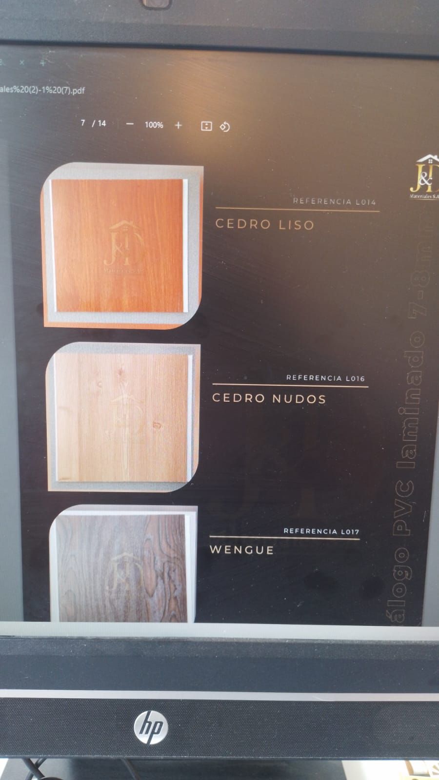 Una pantalla de computadora muestra tres tipos diferentes de madera.