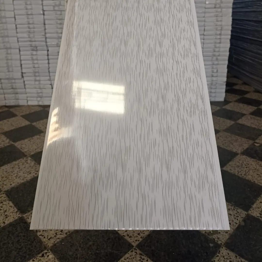 Un trozo de plástico blanco reposa sobre un suelo cuadriculado.