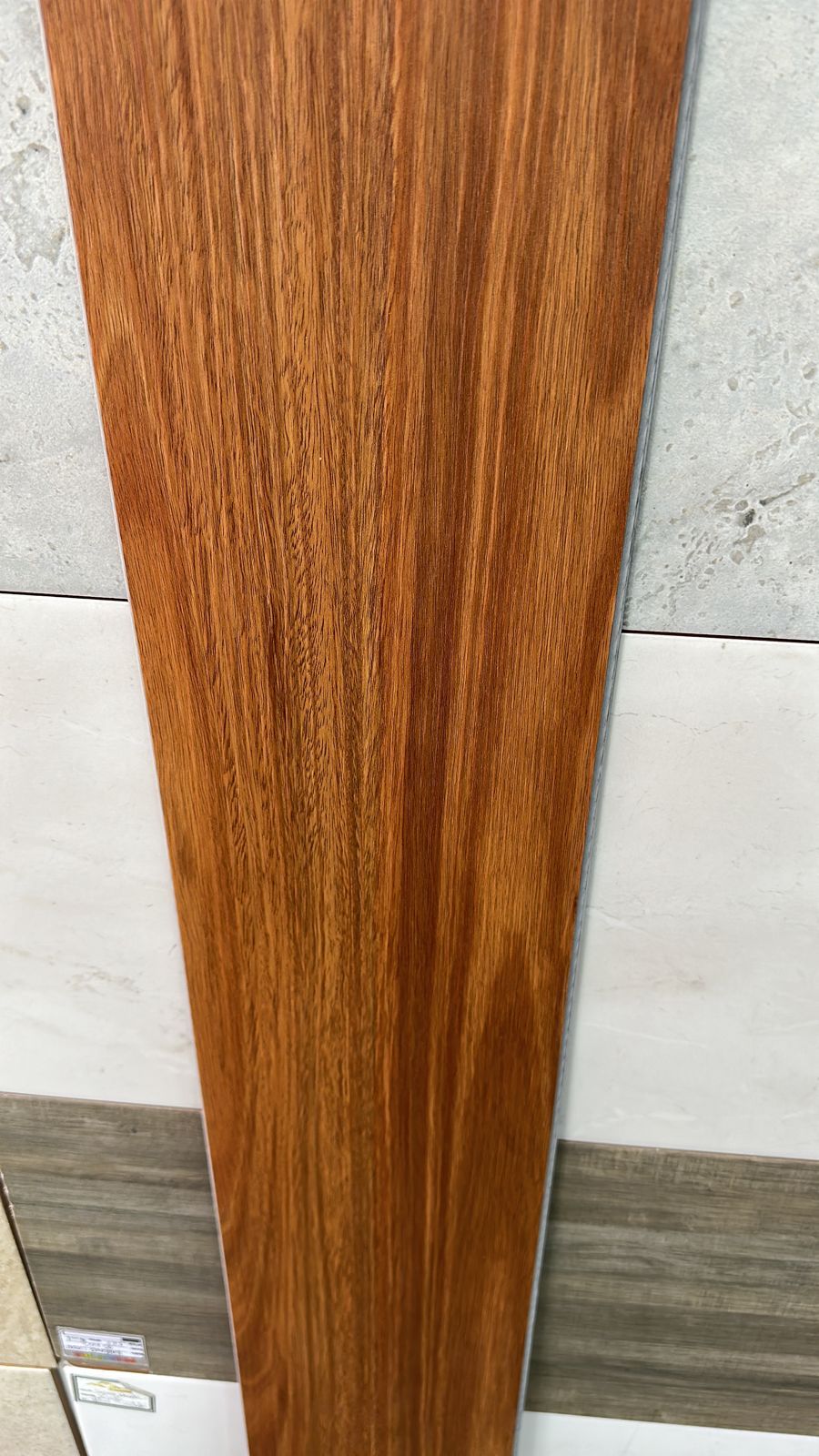 Un primer plano de un trozo de madera colocado encima de una mesa.