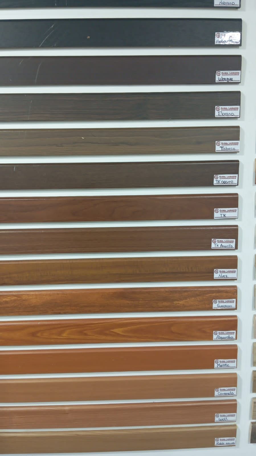 Una fila de tablas de madera con diferentes tonos de madera