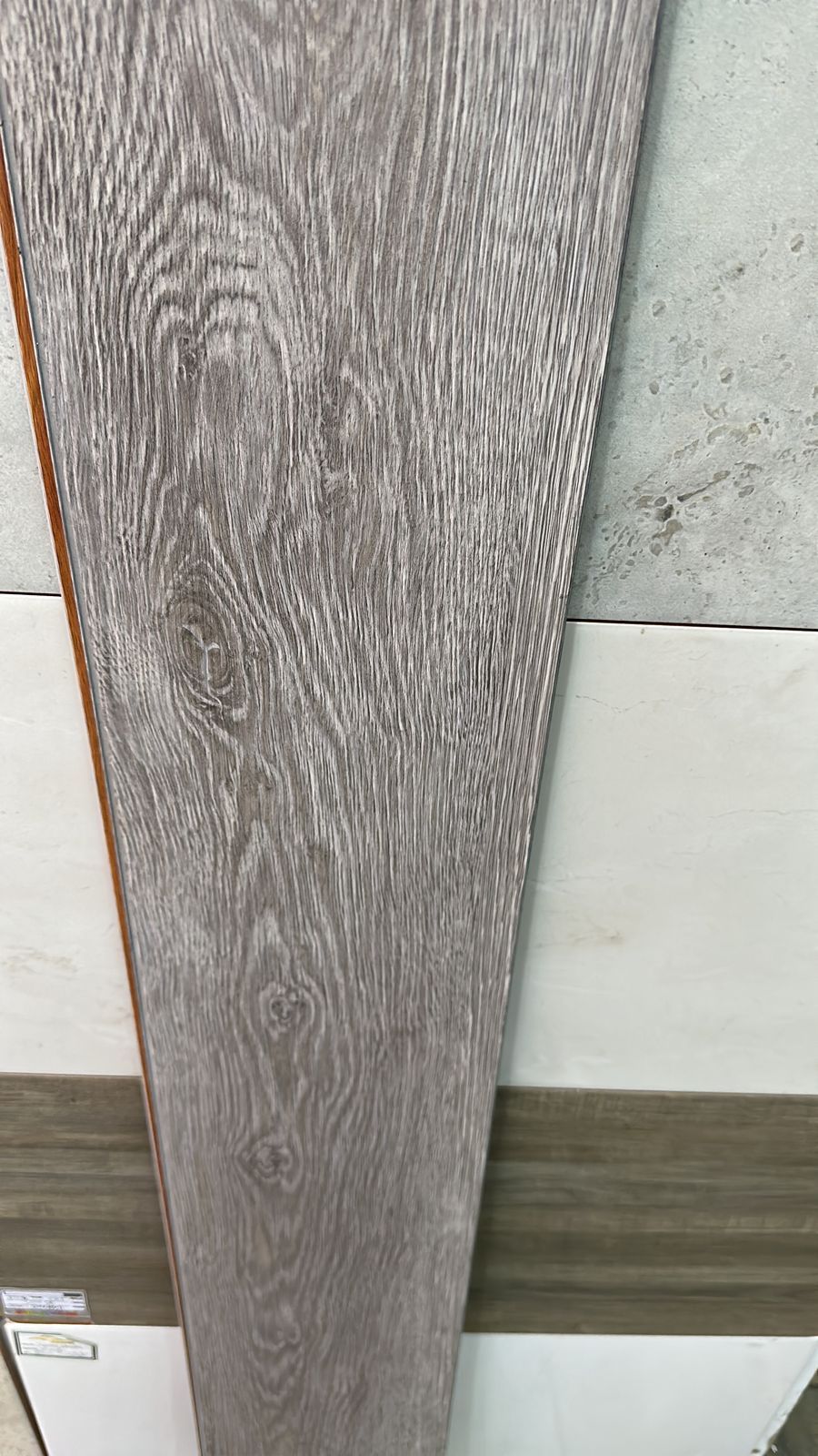 Un primer plano de un trozo de madera colocado encima de una mesa.