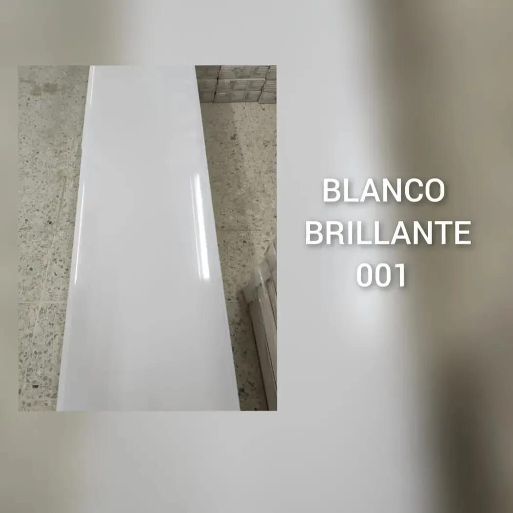 Una pared blanca con las palabras blanco brillante 001 en ella