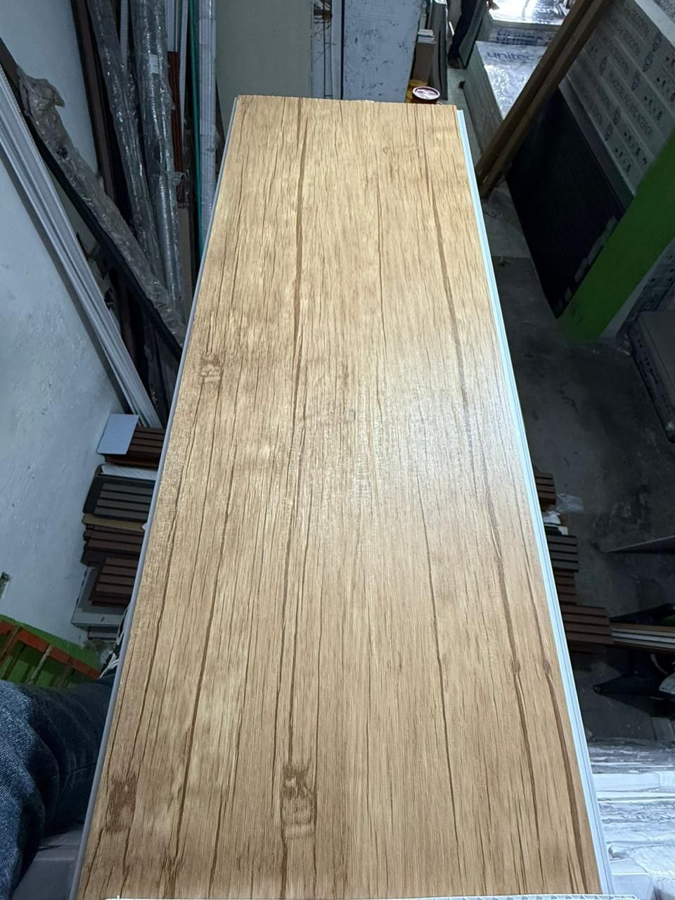 Un trozo de madera está encima de una mesa.