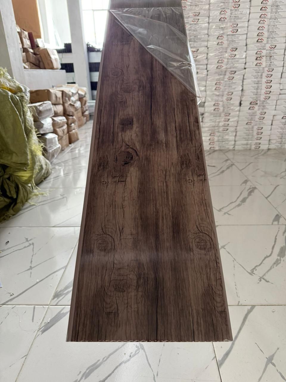 Un trozo de madera está colocado sobre un suelo de baldosas en una habitación.