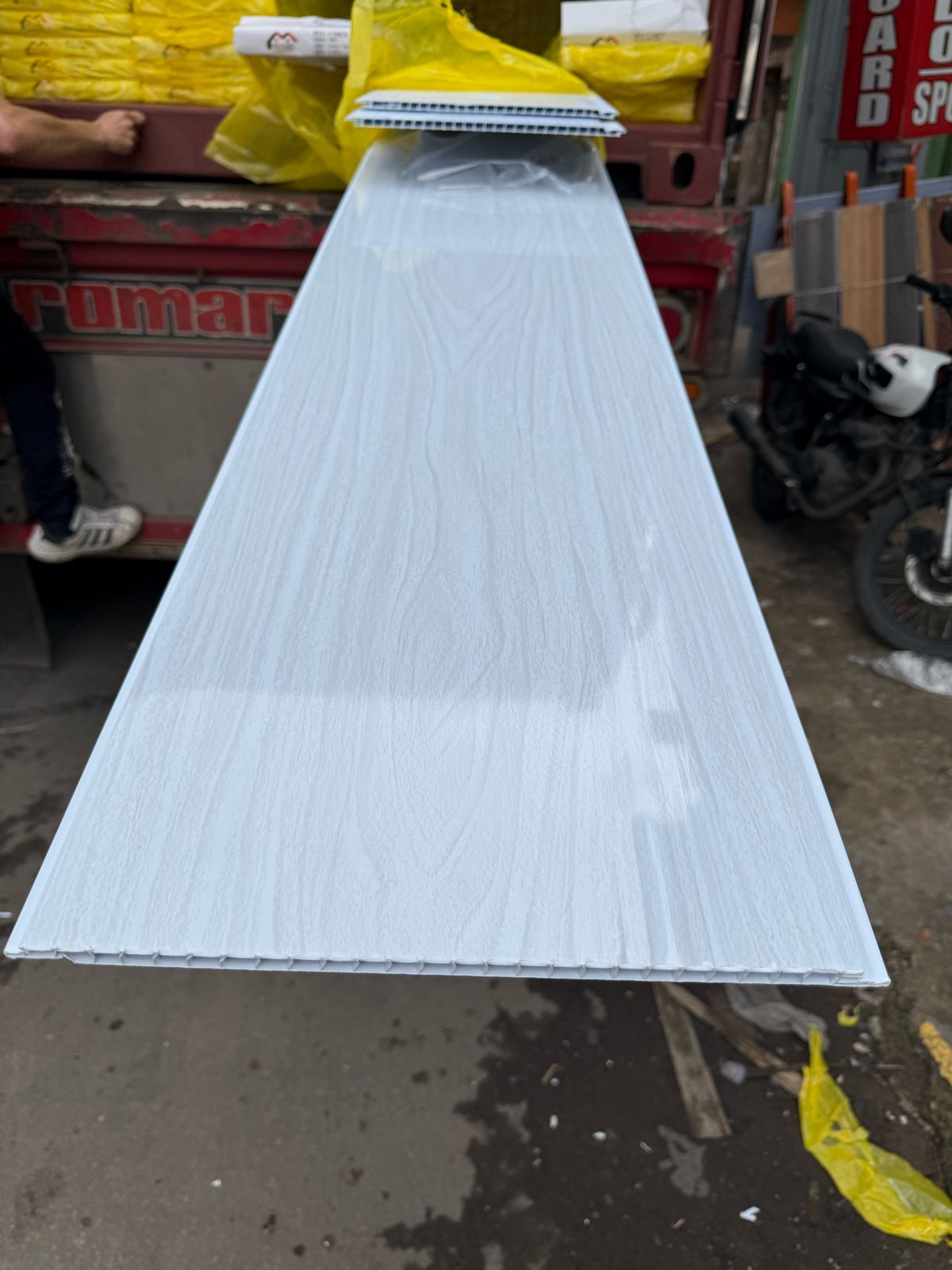 Un largo trozo de plástico blanco reposa en el suelo.