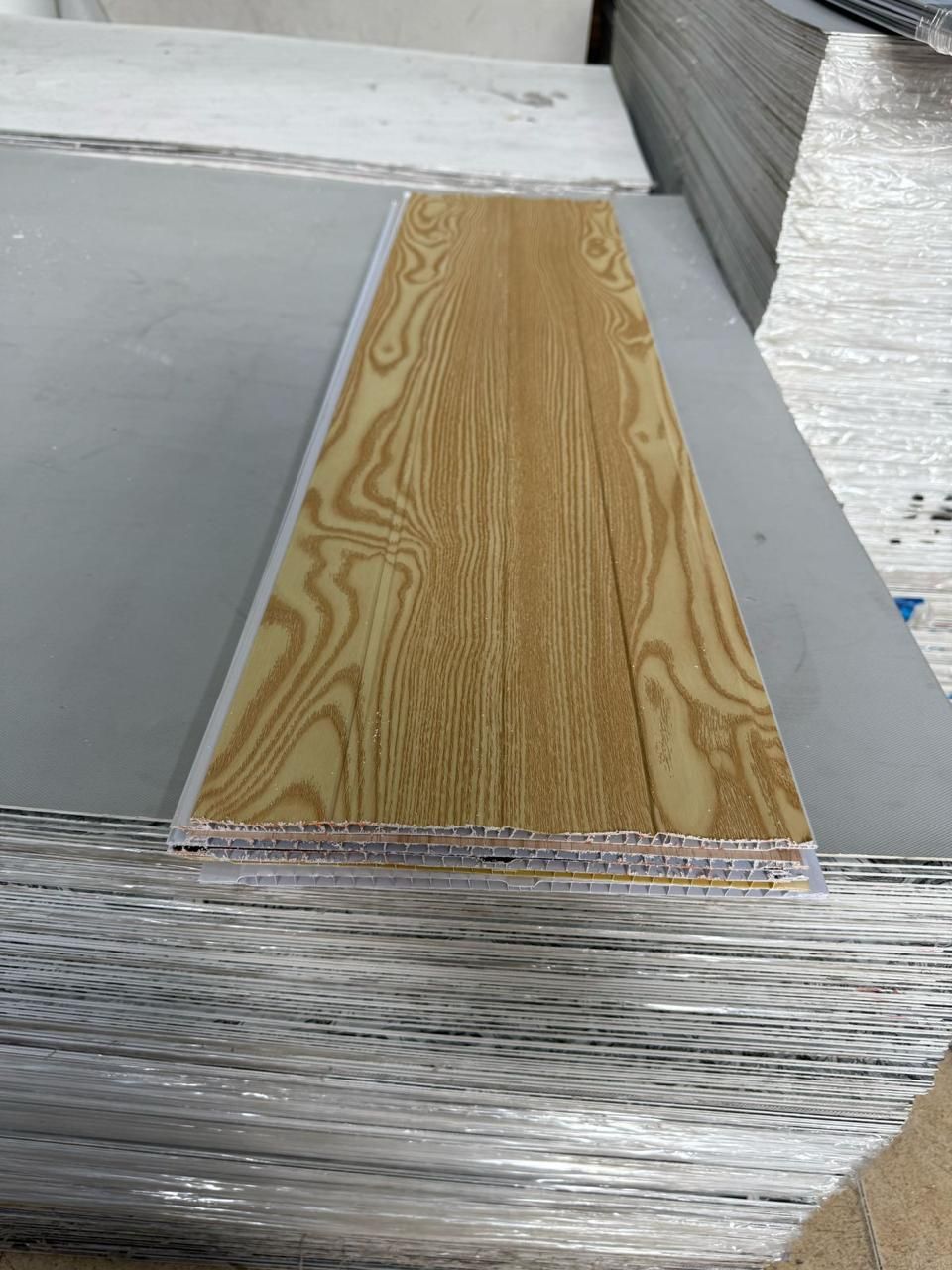 Un trozo de madera se encuentra encima de una pila de envoltura de plástico.