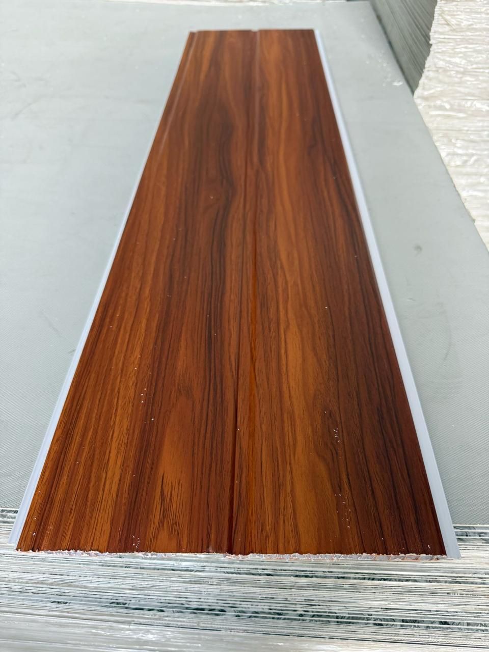 Un trozo de madera está encima de una mesa.