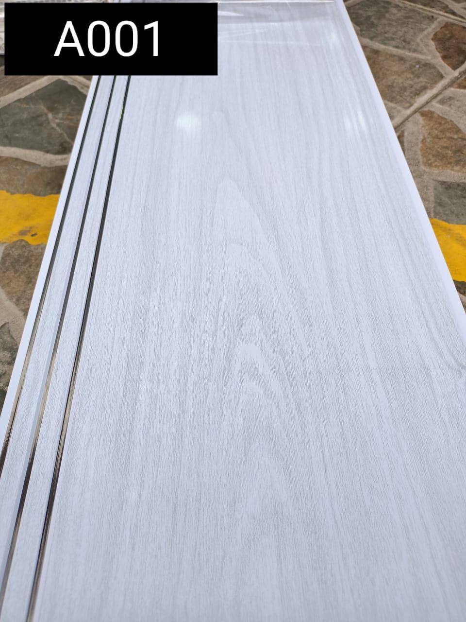 Un trozo de madera blanca con el número a001.