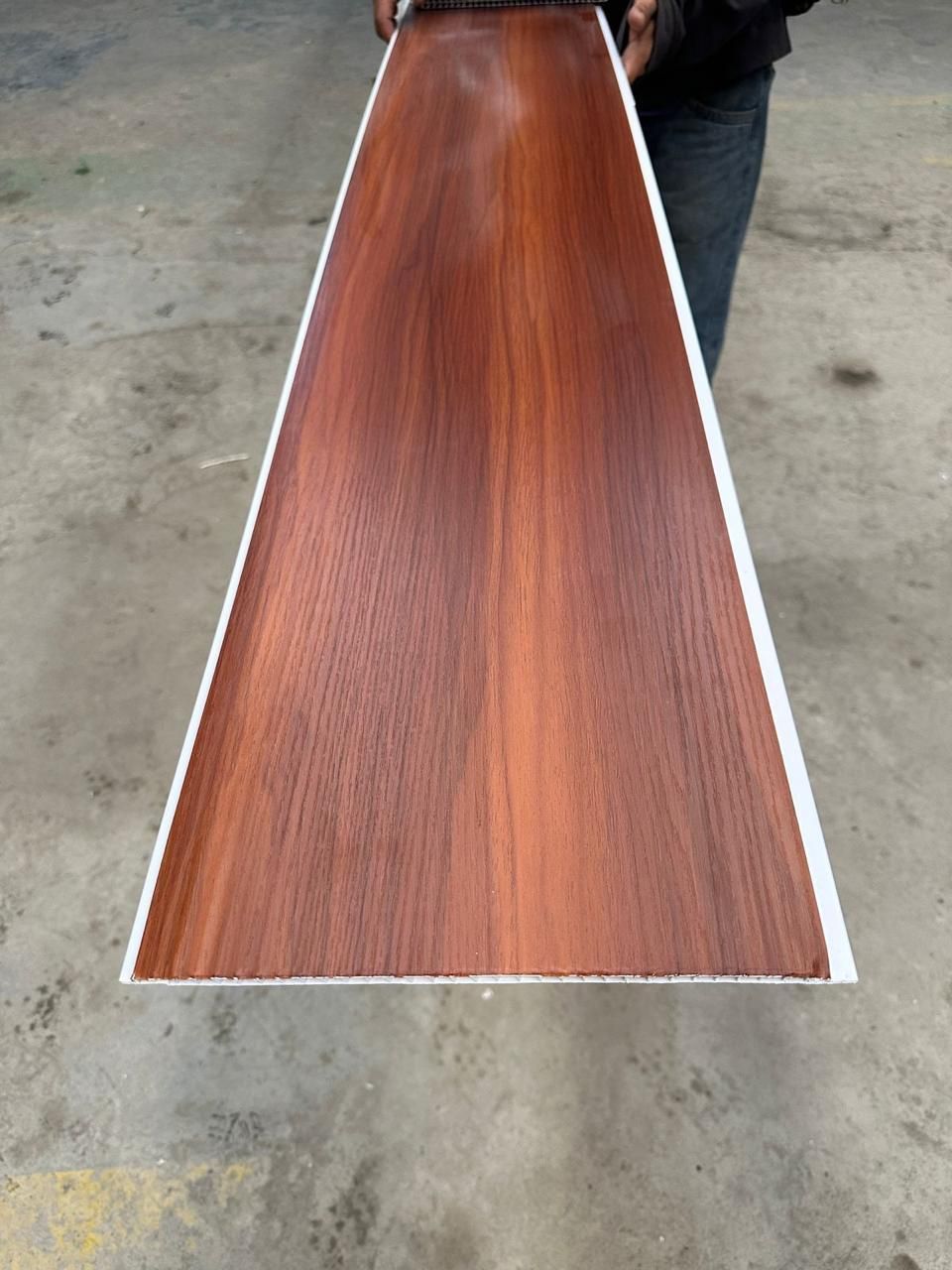 Una persona sostiene un trozo de madera en sus manos.