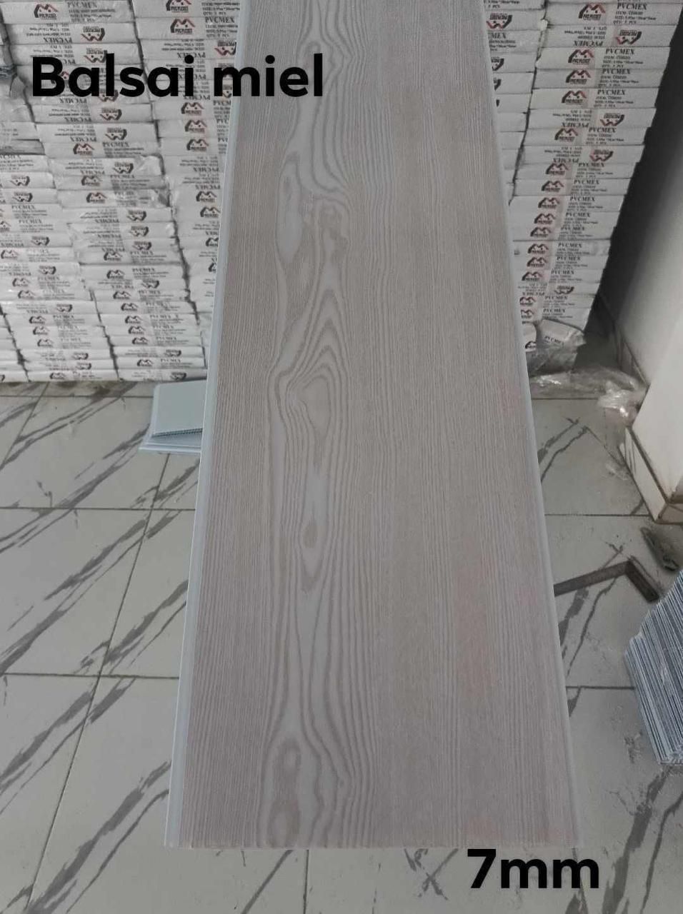 Un trozo largo de madera con las palabras balsai miel en él.