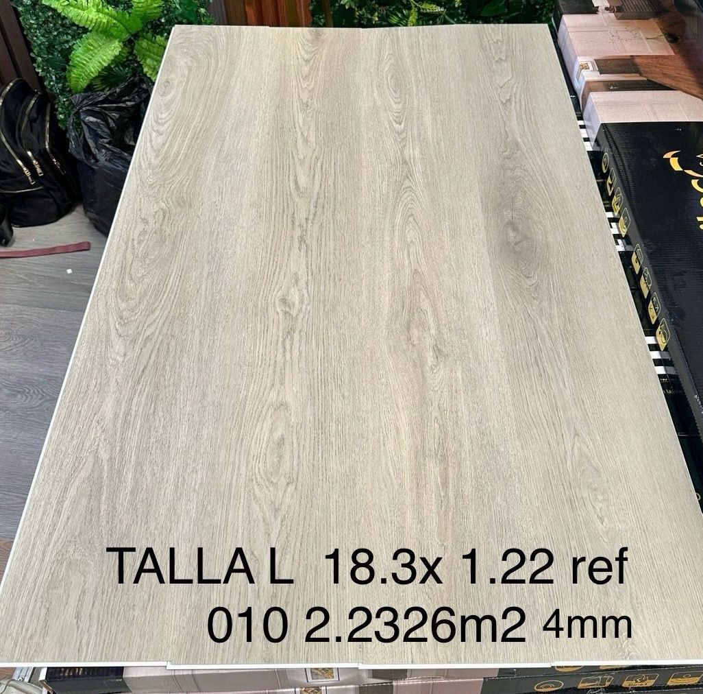 Un gran trozo de madera está encima de una mesa.