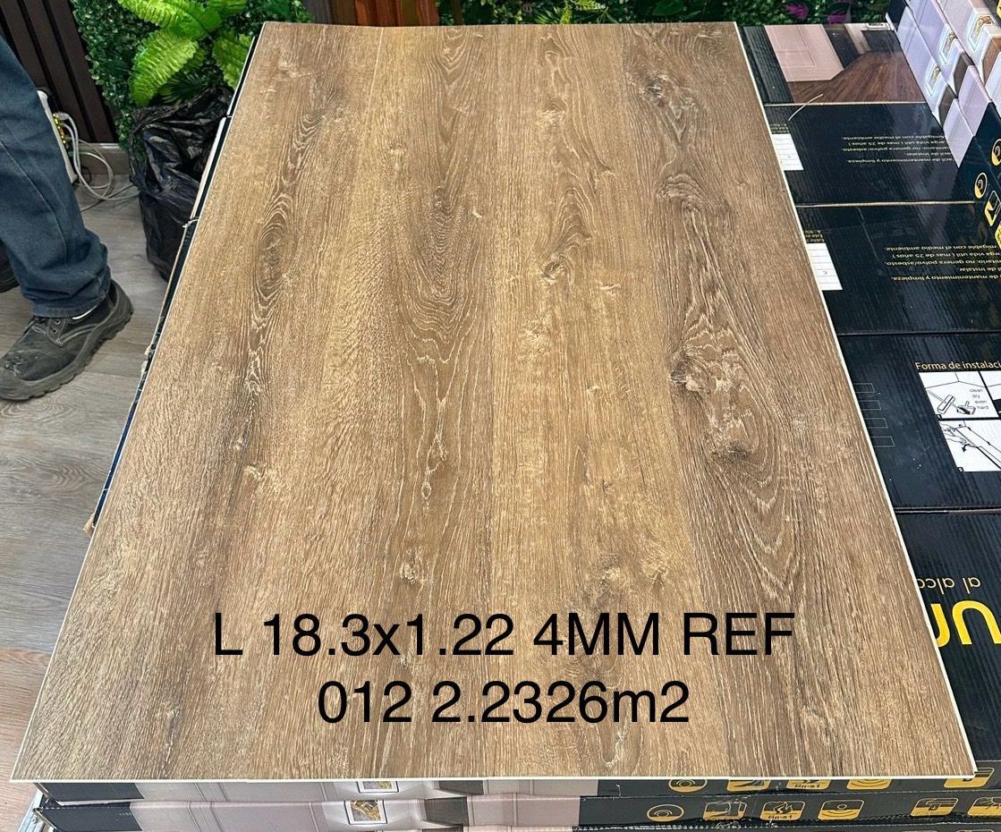 Un trozo de madera está encima de una pila de cajas.