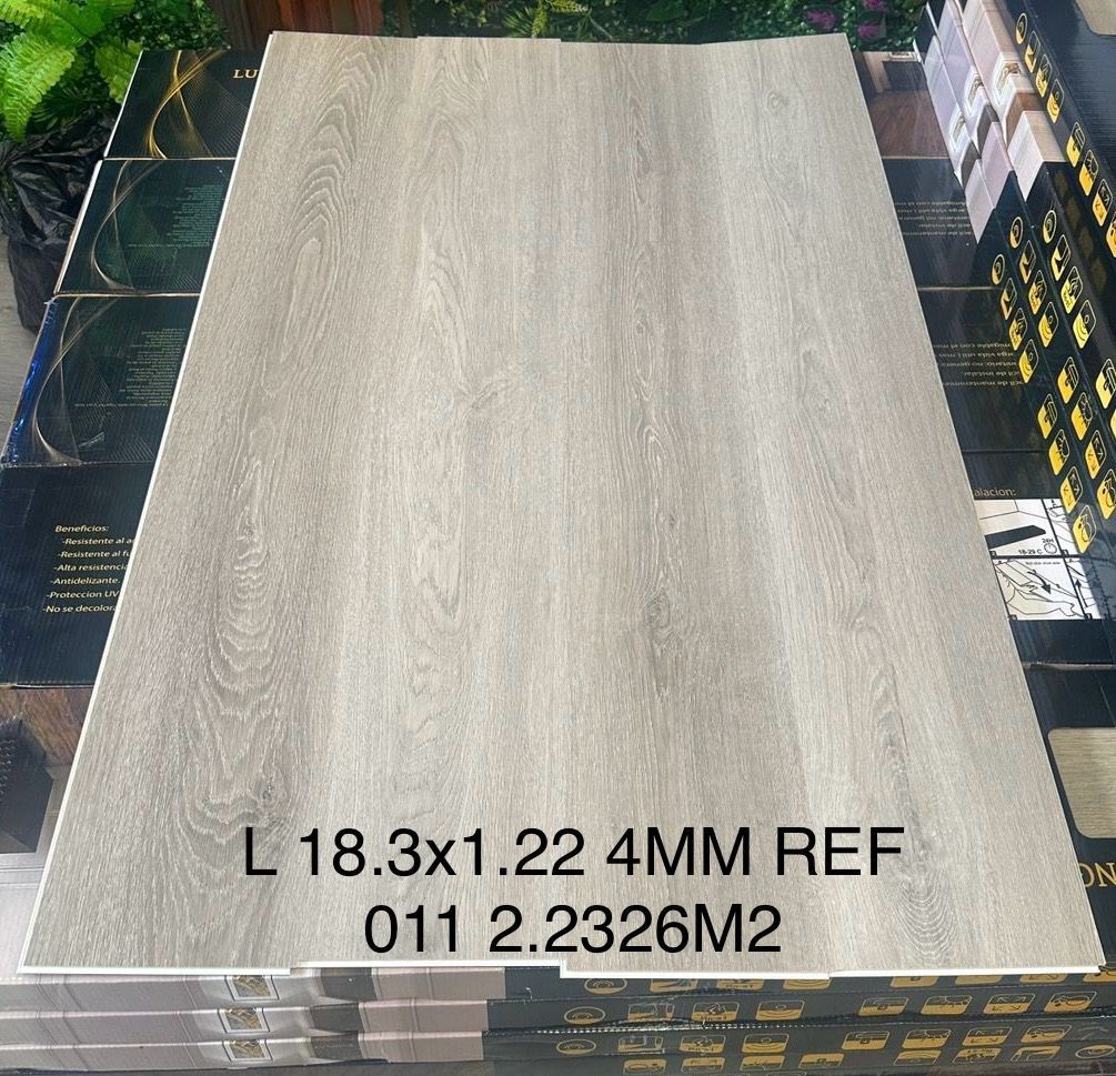 Un trozo de madera está encima de una mesa.