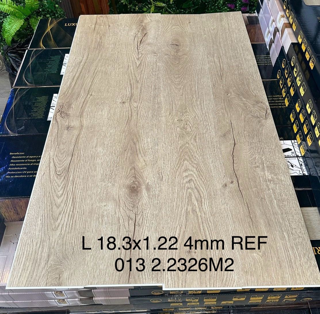 Un trozo de madera está encima de una pila de cajas.