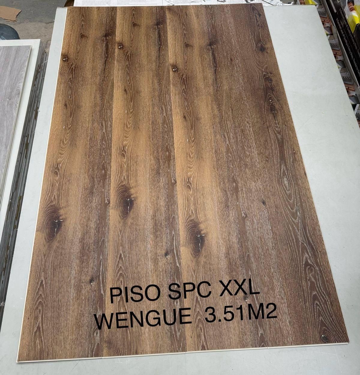 Un trozo de madera con piso spc xxl escrito en él