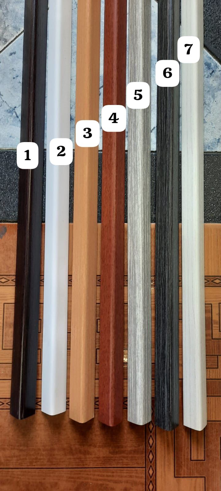 Una fila de postes de madera con números en ellos.