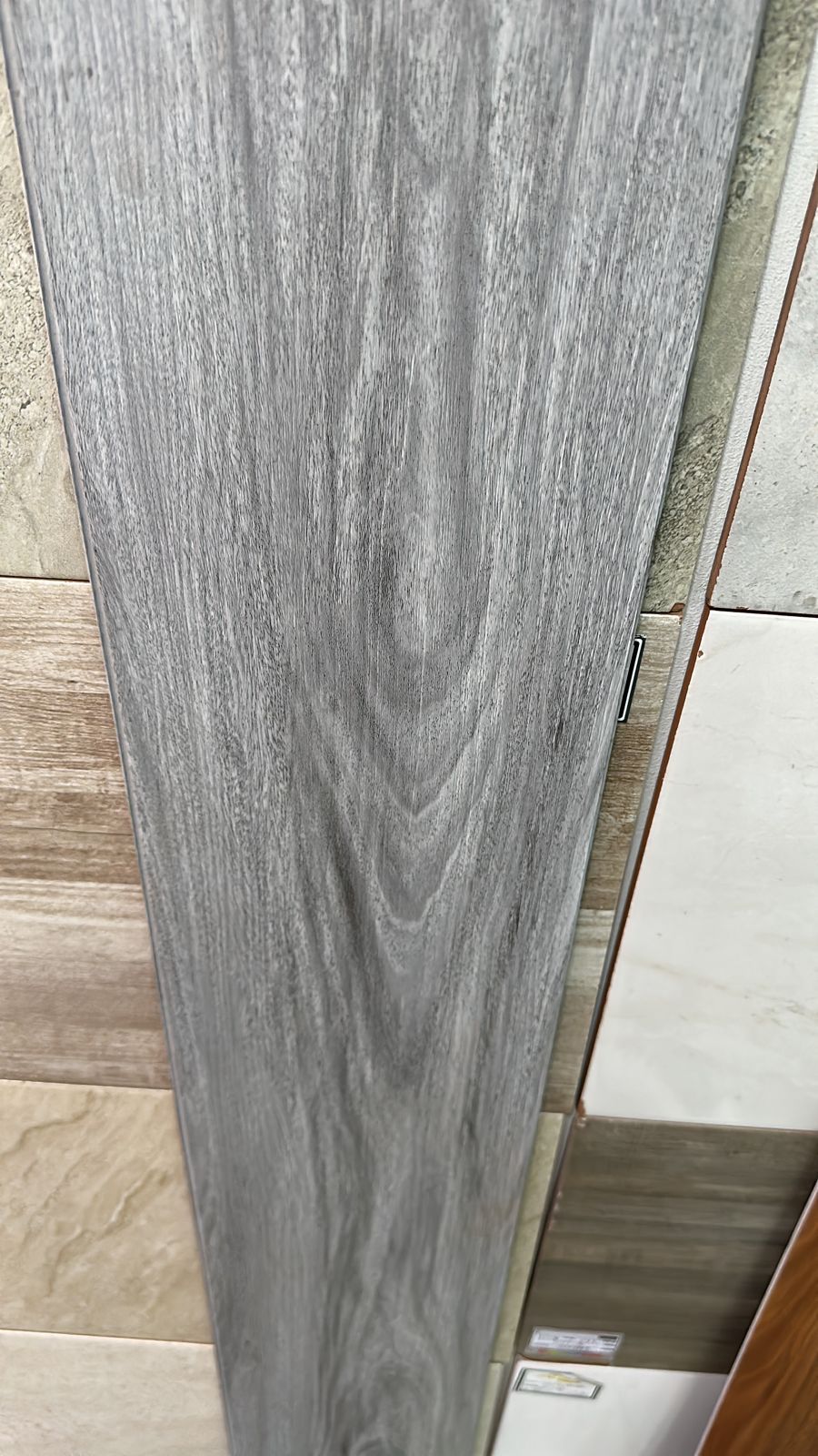 Un primer plano de un trozo de madera en una tienda.