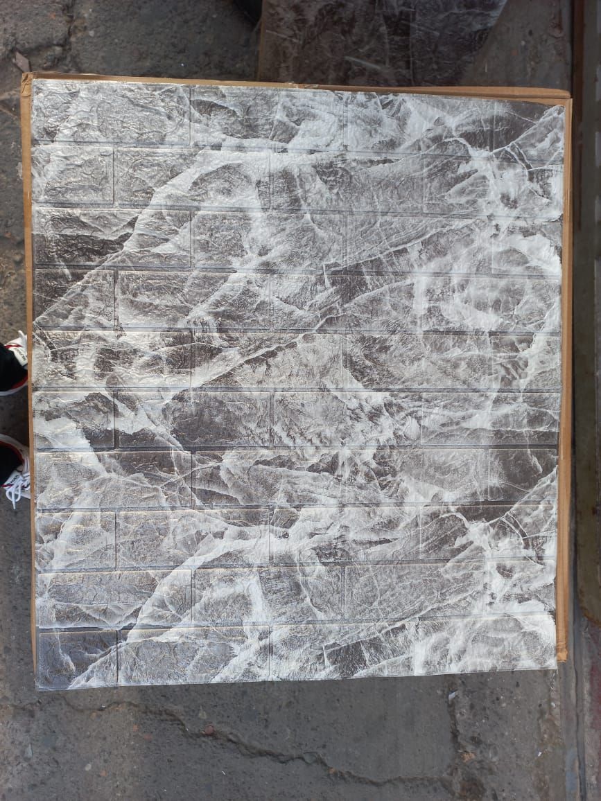 Un azulejo gris y blanco con patrón de mármol está en una caja.